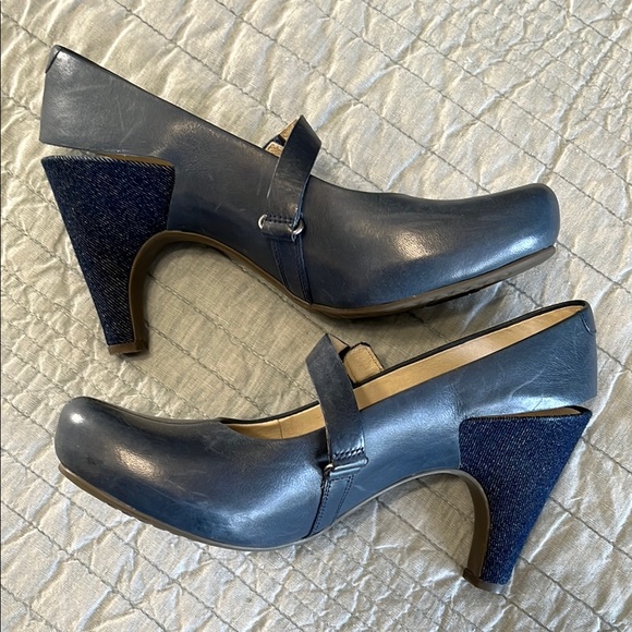 Tsubo Blue Heels with Classic Mary Jane Design - Picture 3 of 7
